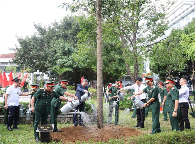 Tổng Bí thư, Chủ tịch nước Tô Lâm trồng cây lưu niệm tại Tổng cục II, Bộ Quốc phòng. Ảnh: Trí Dũng – TTXVN