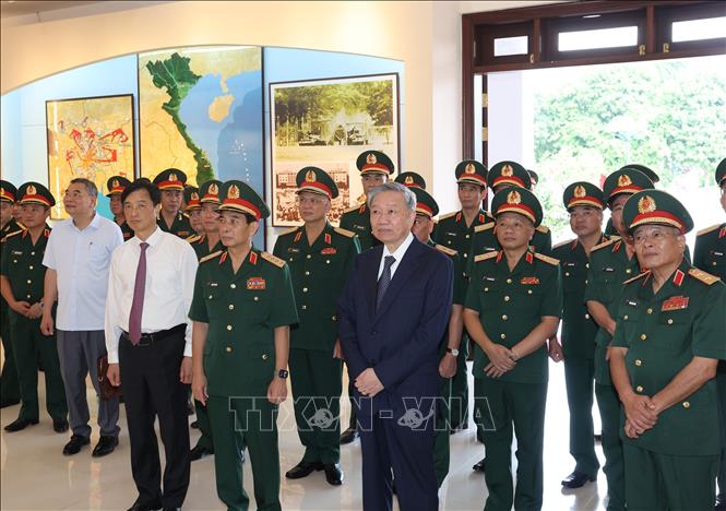 Tổng Bí thư, Chủ tịch nước Tô Lâm tham quan Bảo tàng Tổng cục II, Bộ Quốc phòng. Ảnh: Trí Dũng – TTXVN
