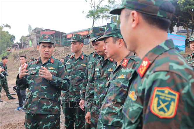 Lãnh đạo Lữ đoàn công binh 249 trực tiếp đến hiện trường chỉ đạo, điều hành việc lắp đặt cầu phao. Ảnh: Hoàng Hiếu-TTXVN