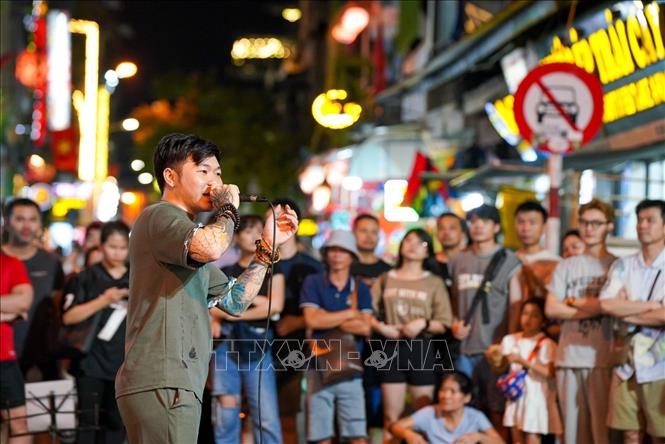 Hoạt động văn nghệ tại ngã tư Đinh Liệt - Gia Ngư thu hút đông đảo người dân và du khách. Ảnh: Khánh Hòa - TTXVN