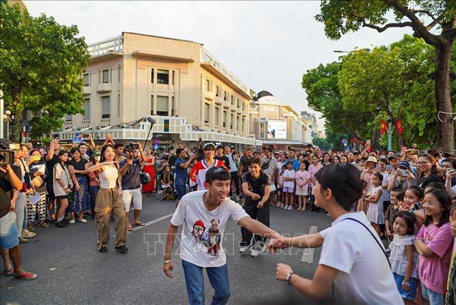 Không gian đi bộ hồ Hoàn Kiếm thường xuyên tổ chức các hoạt động văn hóa thu hút đông đảo người dân và du khách. Ảnh: Khánh Hòa - TTXVN