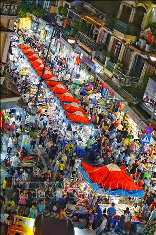 Chợ đêm Đồng Xuân được mở vào các tối cuối tuần. Ảnh: Khánh Hòa - TTXVN