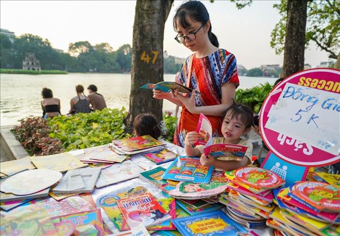 Người dân tham quan và mua sắm tại Hội sách Hà Nội năm 2024, được tổ chức tại không gian phố đi bộ Hồ Hoàn Kiếm. Ảnh: Khánh Hòa - TTXVN