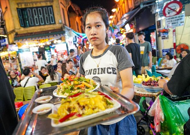 Khu ẩm thực Tạ Hiện, Lương Ngọc Quyến với nhiều món ăn hấp dẫn du khách. Ảnh: Khánh Hòa - TTXVN