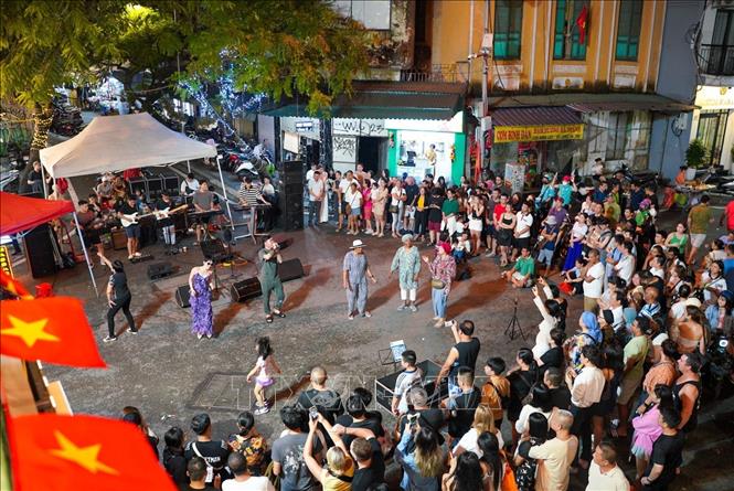 Hoạt động văn nghệ tại ngã tư Đinh Liệt - Gia Ngư thu hút đông đảo người dân và du khách. Ảnh: Khánh Hòa - TTXVN