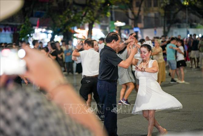 Không gian đi bộ hồ Hoàn Kiếm thường xuyên tổ chức các hoạt động văn hóa thu hút đông đảo người dân và du khách. Ảnh: Khánh Hòa - TTXVN