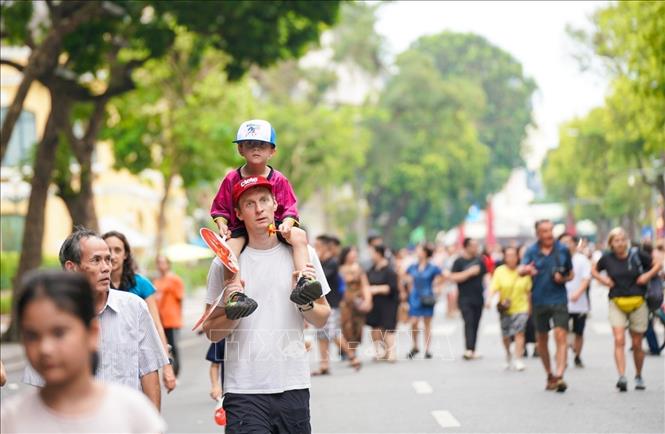 Du khách nước ngoài tại không gian phố đi bộ hồ Hoàn Kiếm. Ảnh: Khánh Hòa - TTXVN