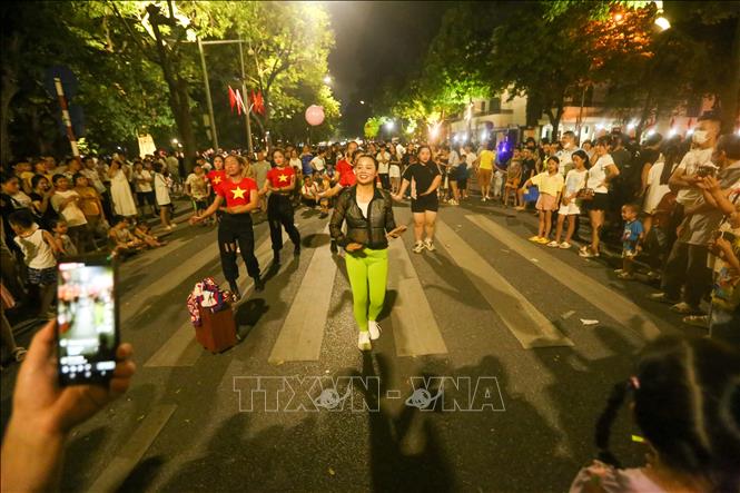 Không gian đi bộ hồ Hoàn Kiếm thường xuyên tổ chức các hoạt động văn hóa thu hút đông đảo người dân và du khách. Ảnh: Tuấn Đức - TTXVN