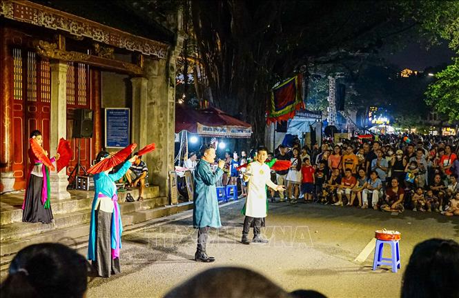 Chương trình nghệ thuật tại đền Bà Kiệu thu hút đông đảo người dân và du khách. Ảnh: Khánh Hòa - TTXVN