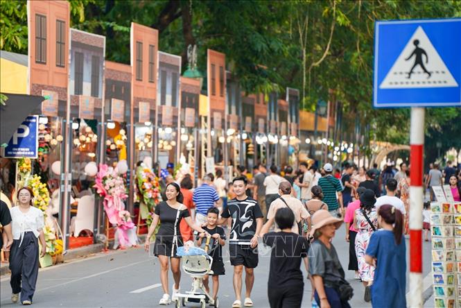 Rất đông người dân và du khách đã đến không gian phố đi bộ hồ Hoàn Kiếm trong Festival Thu Hà Nội năm 2024 (từ ngày 19/9 đến 22/9). Ảnh: Khánh Hòa - TTXVN
