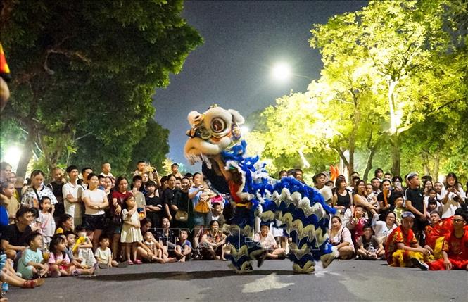 Không gian đi bộ hồ Hoàn Kiếm thường xuyên tổ chức các hoạt động văn hóa thu hút đông đảo người dân và du khách. Ảnh: Khánh Hòa - TTXVN