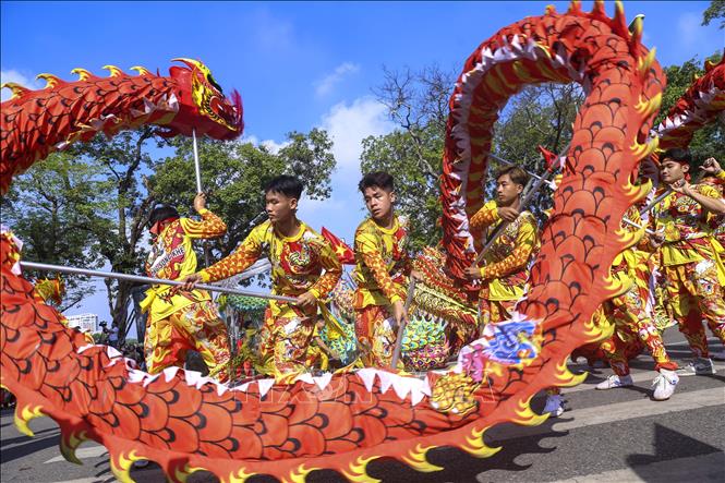 Trình diễn múa rồng tại không gian đi bộ hồ Hoàn Kiếm trong khuôn khổ Carnaval Thu Hà Nội ngày 1/10/2023. Ảnh: Tuấn Đức - TTXVN