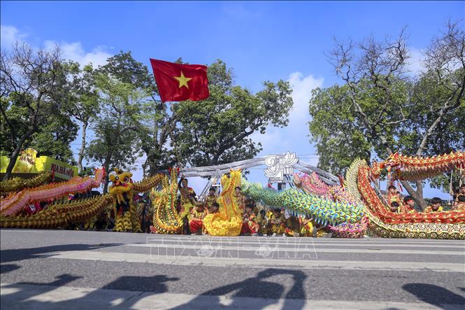Trình diễn múa rồng tại không gian đi bộ hồ Hoàn Kiếm trong khuôn khổ Carnaval Thu Hà Nội ngày 1/10/2023. Ảnh: Tuấn Đức - TTXVN