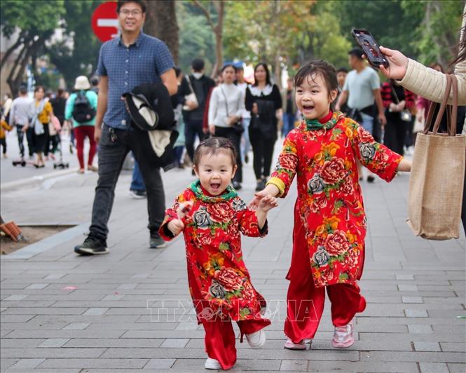 Các em nhỏ thích thú đi bộ quanh hồ Hoàn Kiếm. Ảnh: Tuấn Đức - TTXVN
