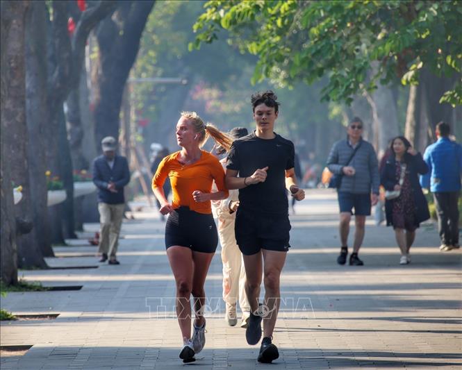 Đi bộ quanh hồ Hoàn Kiếm là một trong những trải nghiệm hấp dẫn khách du lịch. Ảnh: Tuấn Đức - TTXVN