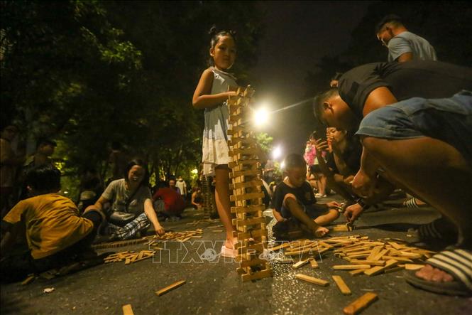 Các em nhỏ chơi xếp gỗ tại phố đi bộ hồ Hoàn Kiếm. Ảnh: Tuấn Đức - TTXVN