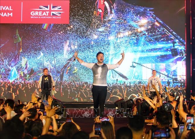 Ban nhạc 911 của Anh Quốc biểu diễn tại Quảng trường Đông Kinh Nghĩa Thục ngày 9/9/2023. Ảnh: Tuấn Đức - TTXVN