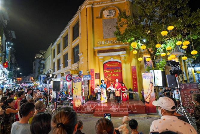Chương trình nghệ thuật tại 72 Hàng Bạc thu hút đông đảo người dân và du khách. Ảnh: Khánh Hòa - TTXVN