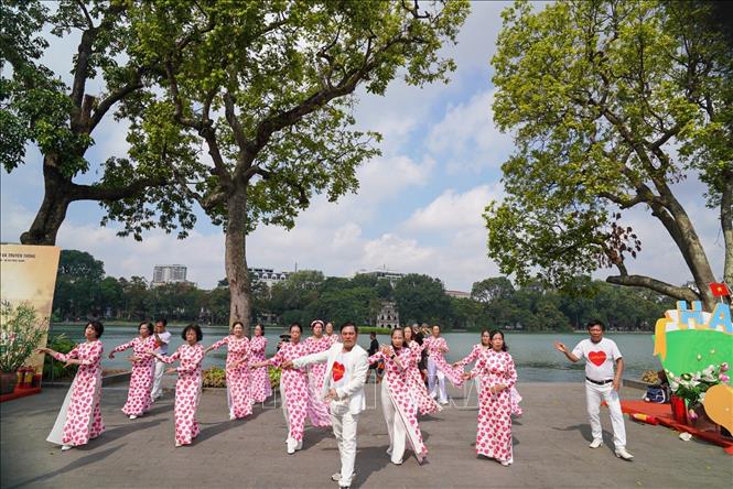 Hoạt động văn hoá của người dân tại không gian đi bộ hồ Hoàn Kiếm. Ảnh: Khánh Hoà - TTXVN