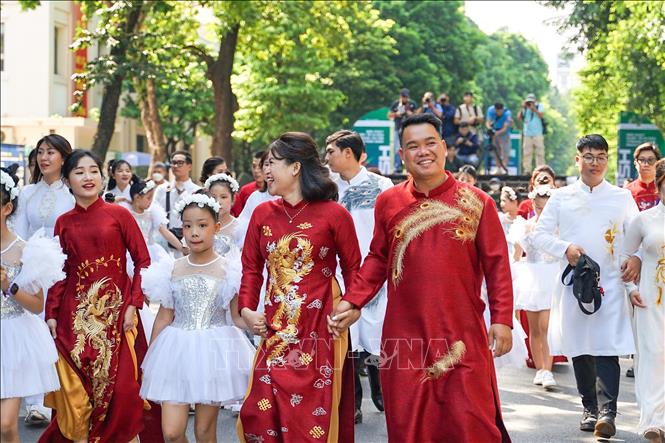 Chương trình đám cưới tập thể theo nếp sống mới tại quanh khu vực không gian đi bộ hồ Hoàn Kiếm ngày 15/10/2022. Ảnh: Khánh Hòa - TTXVN