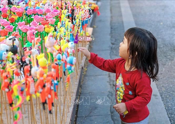 Gian hàng tò he tại phố đi bộ hồ Hoàn Kiếm đa dạng về mẫu mã và màu sắc luôn thu hút sự quan tâm của các em thiếu nhi. Ảnh: Khánh Hòa - TTXVN
