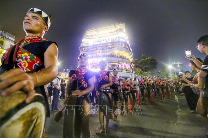 Không gian đi bộ hồ Hoàn Kiếm thường xuyên tổ chức các hoạt động văn hóa, thu hút đông đảo người dân và du khách. Ảnh: Tuấn Đức - TTXVN