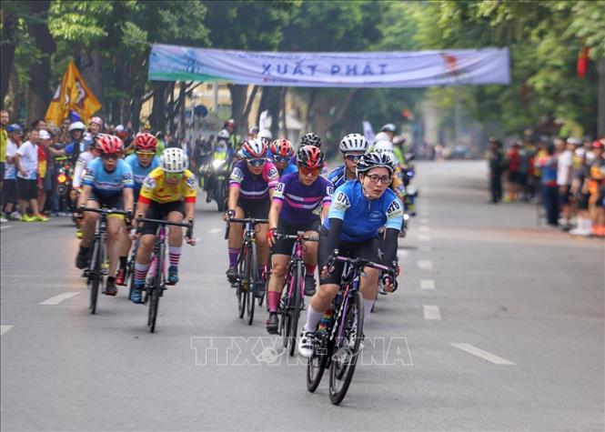 Giải đua xe đạp Hà Nội mở rộng lần thứ V tại khu vực Hồ Hoàn Kiếm ngày 27/8/2023. Ảnh: Tuấn Đức - TTXVN