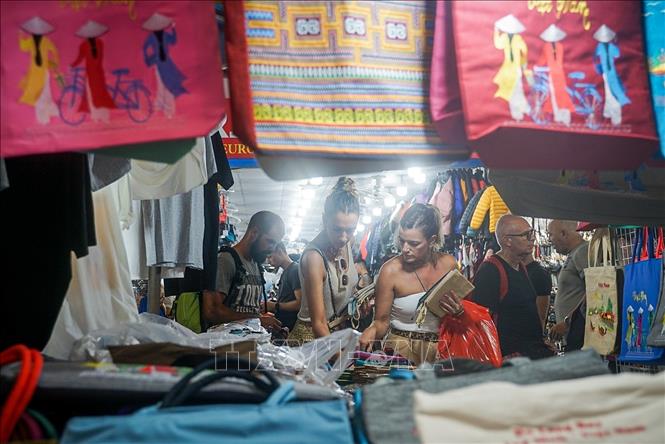 Chợ đêm Đồng Xuân thu hút khách du lịch nước ngoài đến tham quan, mua sắm. Ảnh: Khánh Hòa - TTXVN