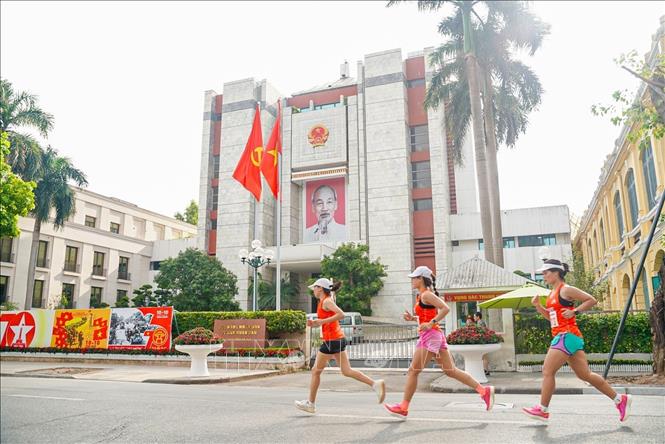 Giải chạy Báo Hànộimới mở rộng lần thứ 49 - Vì hòa bình năm 2024 tại khu vực phố đi bộ hồ Hoàn Kiếm ngày 29/9/2024. Ảnh: Khánh Hòa - TTXVN