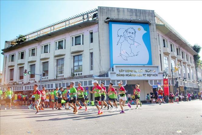 Giải marathon Quốc tế Hà Nội VPBank 2023 tại khu vực phố đi bộ hồ Hoàn Kiếm ngày 8/10/2023. Ảnh: Tuấn Đức - TTXVN