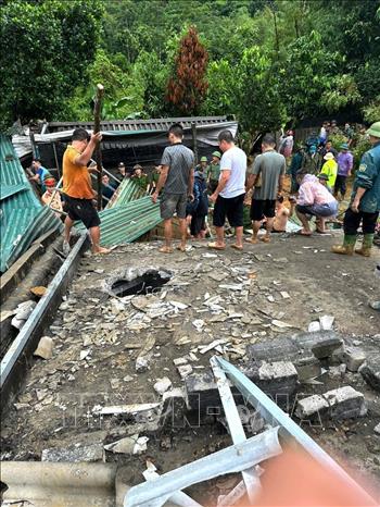 Cán bộ, chiến sĩ Công an tỉnh Hà Giang khẩn trương giúp người dân xã Việt Vinh, huyện Bắc Quang khắc phục hậu quả thiên tai và tìm kiếm cứu nạn. Ảnh: TTXVN phát