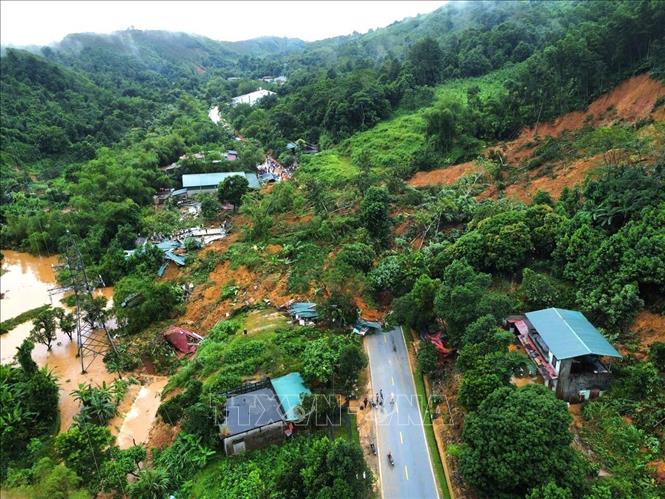 Mưa lũ đã sạt lở cả quả đồi, tràn xuống Quốc lộ 2 tuyến đường Hà Giang - Tuyên Quang và các tỉnh (đoạn qua xã Việt Vinh, huyện Bắc Quang) gây thiệt hại nặng nề về tài sản của nhân dân. Ảnh: TTXVN phát