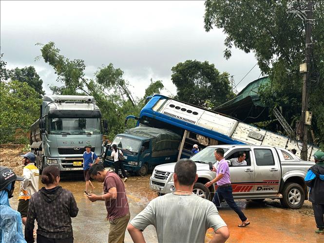 Mưa lũ đã sạt lở cả quả đồi, tràn xuống Quốc lộ 2 tuyến đường Hà Giang - Tuyên Quang và các tỉnh (đoạn qua xã Việt Vinh, huyện Bắc Quang) gây thiệt hại nặng nề về tài sản của nhân dân. Ảnh: TTXVN phát