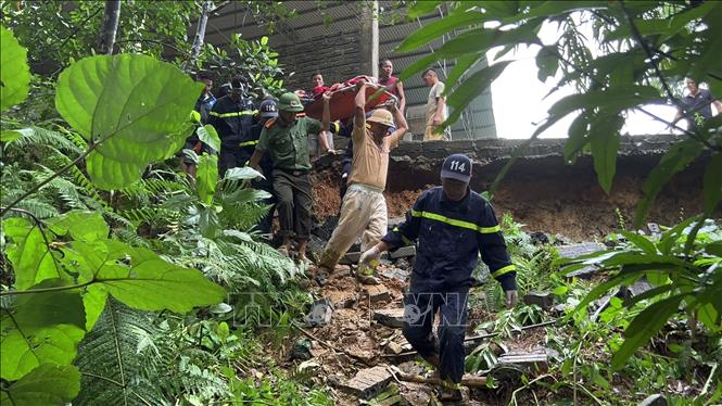 Cán bộ, chiến sĩ Công an tỉnh Hà Giang khẩn trương giúp người dân xã Việt Vinh, huyện Bắc Quang khắc phục hậu quả thiên tai và tìm kiếm cứu nạn. Ảnh: TTXVN phát
