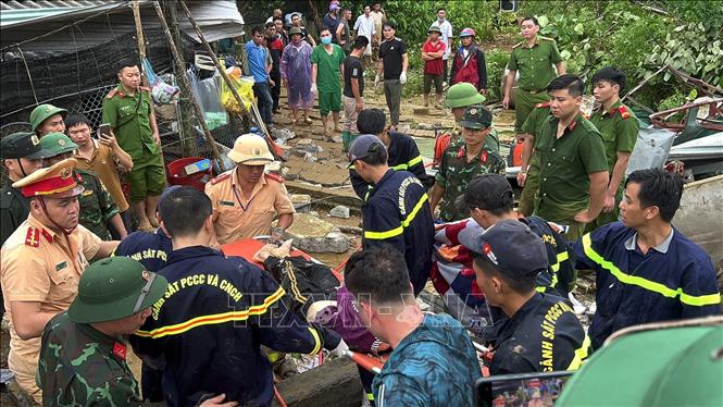 Cán bộ, chiến sĩ Công an tỉnh Hà Giang khẩn trương giúp người dân xã Việt Vinh, huyện Bắc Quang khắc phục hậu quả thiên tai và tìm kiếm cứu nạn. Ảnh: TTXVN phát