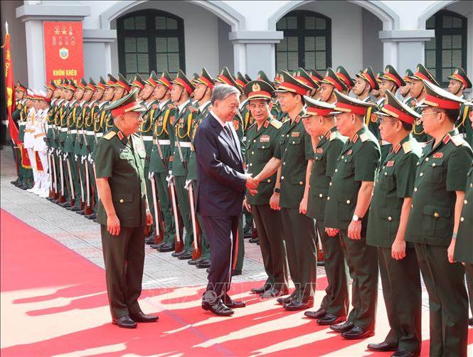 Party General Secretary and State President To Lam meets officers and commanders at the General Department of Defence Intelligence under the Ministry of National Defence. VNA Photo: Trí Dũng
