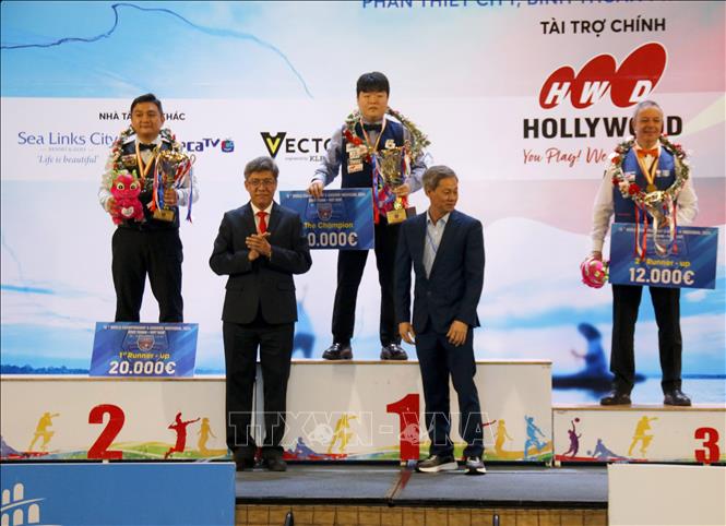 Trao giải vô địch cho cơ thủ Cho Myung-Woo (Hàn Quốc) tại Giải Billiards carom 3 băng vô địch cá nhân thế giới lần thứ 76. Ảnh: Nguyễn Thanh - TTXVN