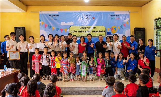 Ban tổ chức cùng các tổ chức thiện nguyện, nhà hảo tâm chụo ảnh lưu niệm cùng các em học sinh trường mầm non Hoa Mai và trường phổ thông Dân tộc bán trú Tiểu học và Trung học cơ sở Phình Hồ. Ảnh: Tuấn Anh - TTXVN