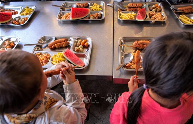 Chương trình thiện nguyện “Cơm trên bản” năm 2024 hướng đến học sinh vùng cao trong đợt mưa lũ vừa qua. Ảnh: Tuấn Anh - TTXVN