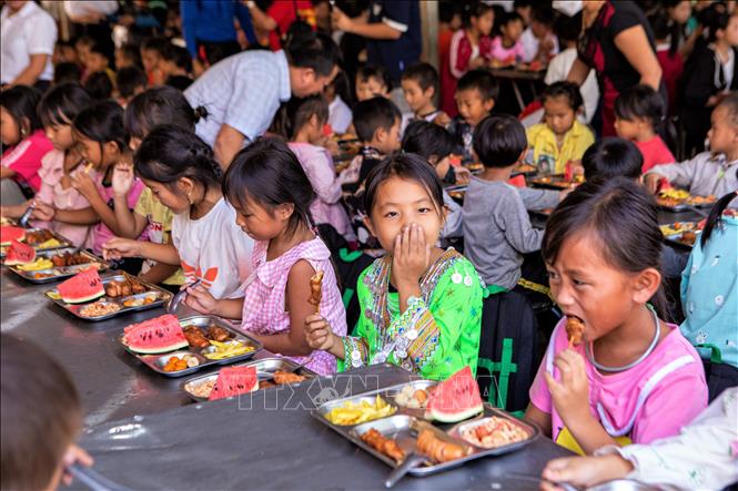 Chương trình thiện nguyện “Cơm trên bản” năm 2024 là một hoạt động rất kịp thời và ý nghĩa trong việc chia sẻ khó khăn với học sinh đồng bào vùng cao trong đợt mưa lũ vừa qua. Ảnh: Tuấn Anh - TTXVN