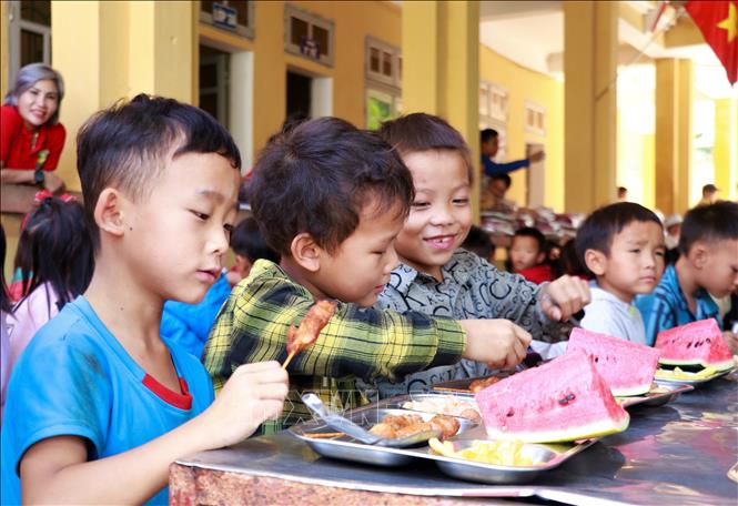 Chương trình thiện nguyện “Cơm trên bản” năm 2024 hướng đến học sinh vùng cao trong đợt mưa lũ vừa qua. Ảnh: Tuấn Anh - TTXVN