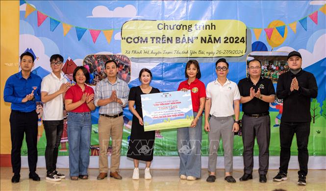 Ban tổ chức chương trình “Cơm trên bản” trao tặng dụng cụ học tập cùng các nhu yếu phẩm cho Trường mầm non Hoa Mai và trường Phổ thông Dân tộc bán trú Tiểu học và Trung học cơ sở Phình Hồ. Ảnh: Tuấn Anh - TTXVN