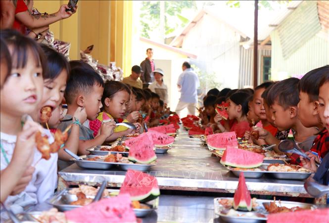 Chương trình thiện nguyện “Cơm trên bản” năm 2024 là một hoạt động rất kịp thời và ý nghĩa trong việc chia sẻ khó khăn với học sinh đồng bào vùng cao trong đợt mưa lũ vừa qua. Ảnh: Tuấn Anh - TTXVN