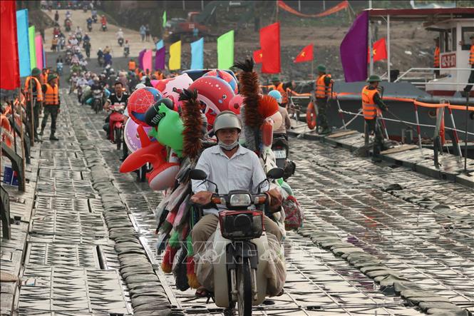 Dòng phương tiện đầu tiên qua cầu sau lệnh thông xe chính thức lúc 6 giờ ngày 30/9. Ảnh: An Đăng-TTXVN