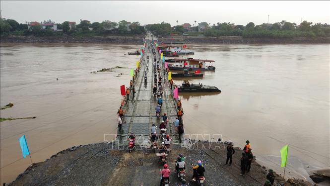 Dòng phương tiện đầu tiên qua cầu sau lệnh thông xe chính thức lúc 6 giờ ngày 30/9. Ảnh: Hoàng Hiếu-TTXVN