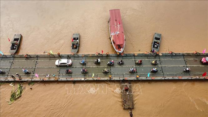 Dòng phương tiện qua cầu sau lệnh thông xe chính thức lúc 6 giờ ngày 30/9. Ảnh: Hoàng Hiếu-TTXVN