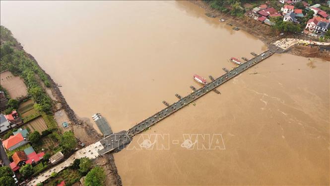 Dòng phương tiện qua cầu sau lệnh thông xe chính thức lúc 6 giờ ngày 30/9. Ảnh: Hoàng Hiếu-TTXVN