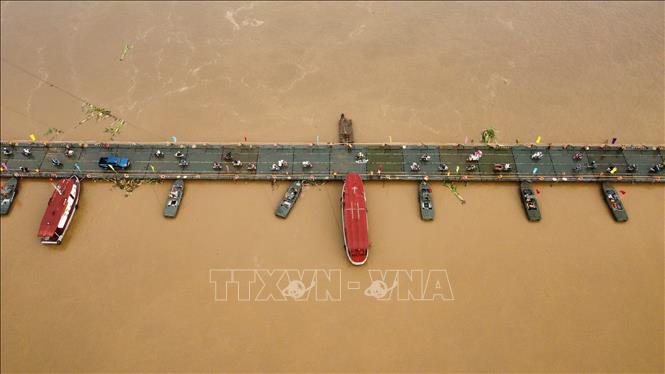 Dòng phương tiện qua cầu sau lệnh thông xe chính thức lúc 6 giờ ngày 30/9. Ảnh: Hoàng Hiếu-TTXVN