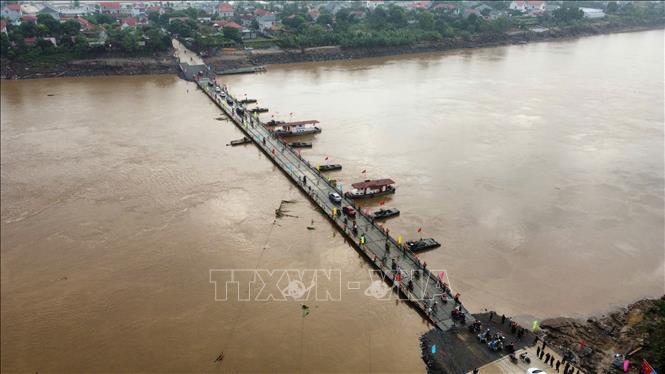 Dòng phương tiện qua cầu sau lệnh thông xe chính thức lúc 6 giờ ngày 30/9. Ảnh: Hoàng Hiếu-TTXVN