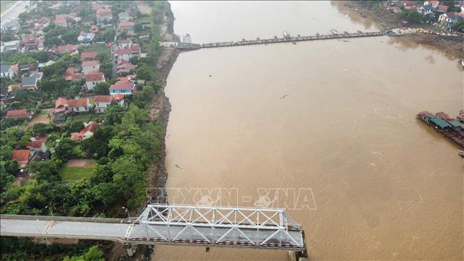 Dòng phương tiện qua cầu sau lệnh thông xe chính thức lúc 6 giờ ngày 30/9. Ảnh: Hoàng Hiếu-TTXVN